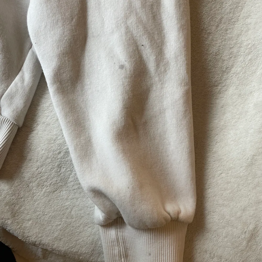 säljer denna sweatshirt från gina då den inte används, den är i strl xs och har en missfärgning på armen men inget man tänker på. 100kr+frakt❤️‍🔥. Tröjor & Koftor.