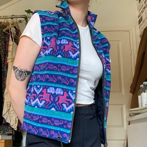 Cool lilamönstrad fleeceväst från Sunset i stl S - Fleeceväst med ascoolt lila/rosa/blått mönster från Sunset. Finns ingen storleksmarkering men skulle säga stl S.   Du som köper står för frakt, möts annars upp vid Stockholm City.  