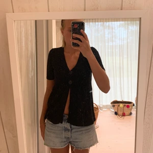 Snygg kofta! - Säljer denhär svarta koftan med korta ärmar som är sååå himla snygg till nästan vad som helst, helt perfekt med ett linne under💓l