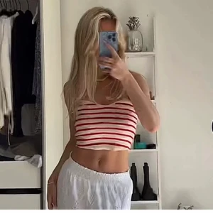 Rödrandig zaratopp - Superfin randig topp från zara som är slutsåld använd 1 gång så i bra skick! 