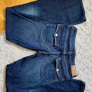 Lågmidjade bootcut jeans  - Lägger ut igen pga oseriösa köpare. Säljer dessa jättefina lågmidjade bootcut jeans. Köpte dessa på plick men har tyvärr inte kunnat använda de pga att de inte passar på mig. Skriv gärna privat om du har fler frågor om måtten eller något annat ❤️❤️