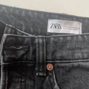 Zara byxor  - Mid rise straight leg i storlek 34, säljer då de tyvär inte passar mig längre. Köptes för 359kr. Köparen står för frakt