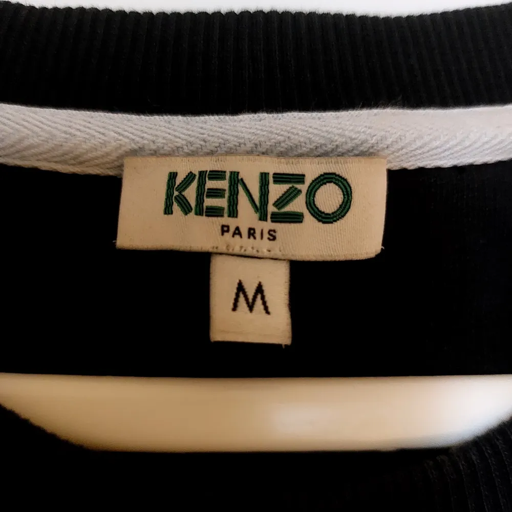 Kenzo dam tröja i fintskick i stlk M, tigern är i många olika färger. Använd ett få tals gånger  . Tröjor & Koftor.