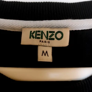 Kenzo Paris  - Kenzo dam tröja i fintskick i stlk M, tigern är i många olika färger. Använd ett få tals gånger  