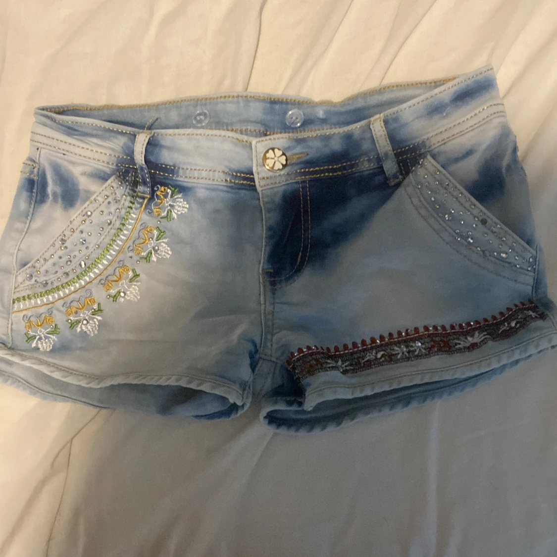 Ett par blåa shorts 