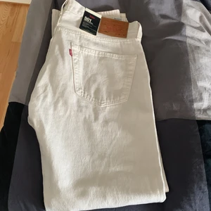 Levis 501 Original  - Ett par Vintage Levis 501 i storlek 34-32 i färgen vit/beige Helt nya med lapparna kvar. Hör av dig vid intresse😃 Säljer på grund av att de är för små