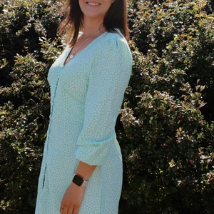 Grön klänning  - Supersöt grön mönstrad klänning från Nelly i storlek 40 OBS passar 38  220kr+frakt 