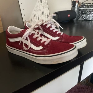 Röda vans storlek 39 - Säljer då dom inte kommer till användning (använda 1 gång) storlek 39, pris 200 kr 