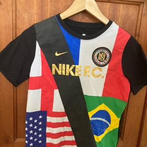 Nike t-shirt bomull  - Nike t-shirt bomull, storlek 12-13 år, 147-158 cm. Sparsamt använd pga växte ur snabbt. 