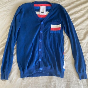 Fin blå, röd och vit vintage kofta från humör - Superfin kofta med matchade mönster på baksidan. Använd ganska många gånger. Inga skador på koftan och alla knappar finns kvar. Koftan är lite oversized. Skriv om du har några frågor samt om du vill ha fler bilder. Tryck ej på köp direkt. 45kr + frakt