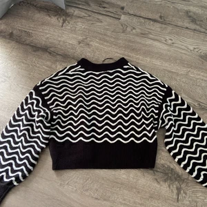 Mönstrad tröja från divided hm! - Jättebra skick bara använd en gång! Mönstrad tröja från hm! Tjock och gosig! 💓