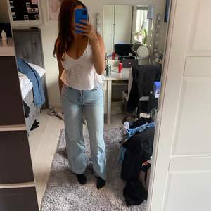 Blåa vida jeans från hm. Högmidjade bekväma byxor som går ända ner till fötterna. Jag är 170 lång och byxorna går fortfarande över mina skor. 200 kr + frakt💕💕