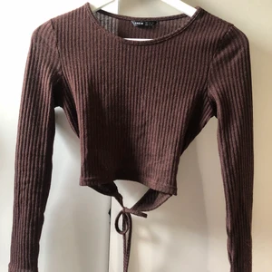 Brun topp - Brun topp med öppen rygg. Använd fåtal gånger. Strl S men passar en xs också.