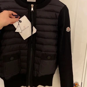 Moncler cardigan - Köpt på nk, toppskick. Strl S/XS. Mötas eller fraktas, går att scanna.