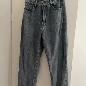 Jeans ifrån SHEIN i storlek Xs, typ aldrig använts så i bra skick!