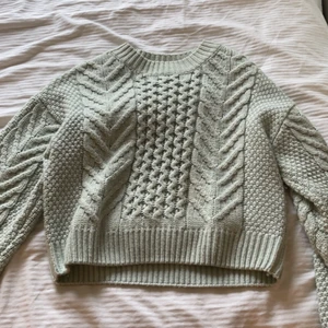 Stickad tröja  - Så fin grön men tycker den är lite för kort på mig, köptes här på Plick med prislapp och använt den ca 2 gånger 