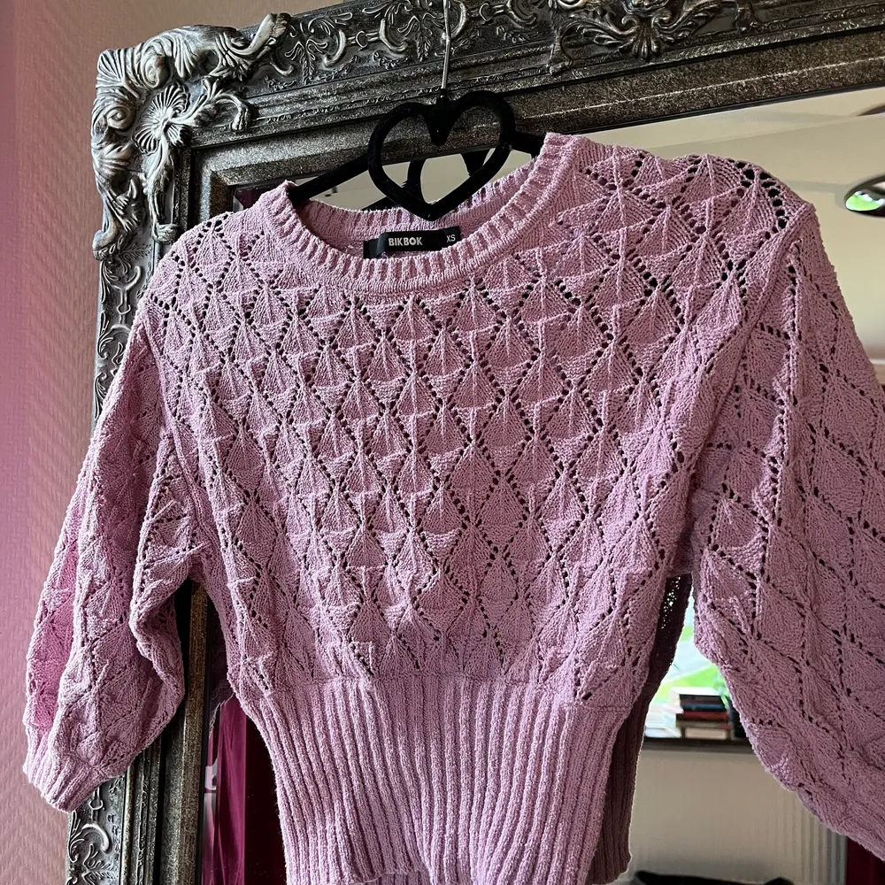 3/4s long sleeve, mauve knit top from BikBok. A little bit see through and cropped. Fits nice on belly. Worn twice only.. Toppar.