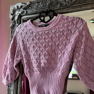 Crop knit-top - 3/4s long sleeve, mauve knit top from BikBok. A little bit see through and cropped. Fits nice on belly. Worn twice only.