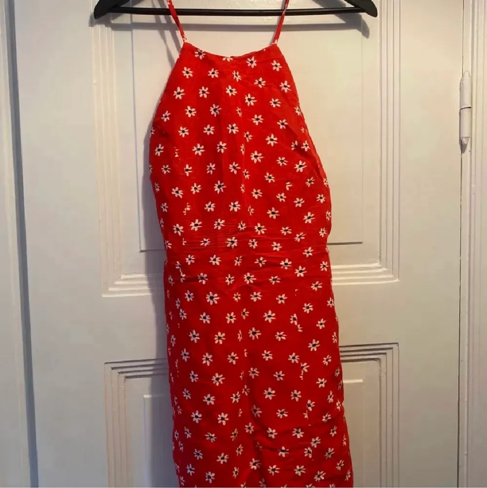 Cross strap summer dress from Zara! #dress #mekko. Klänningar.