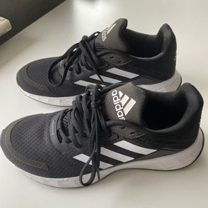 Adidas Löparskor - Adidas löparskor. Använda 1 gång inomhus, i princip oanvända. Storleken är 39 1/3, de är något mindre i storleken.