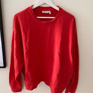 Fin röd sweatshirt från weekday, använd någon gång. Säljer då jag inte får användning av den! 