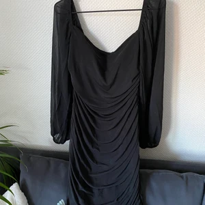 Klänning - Skit snygg klänning jag aldrig användt. Den är väldigt smickrande på kroppen men har tyvärr inte kunnat använda då den är lite för kort på mig för min smak. Är 1,66 och har storlek 42/44 och på mig går den ungefär till halvvägs på låren.