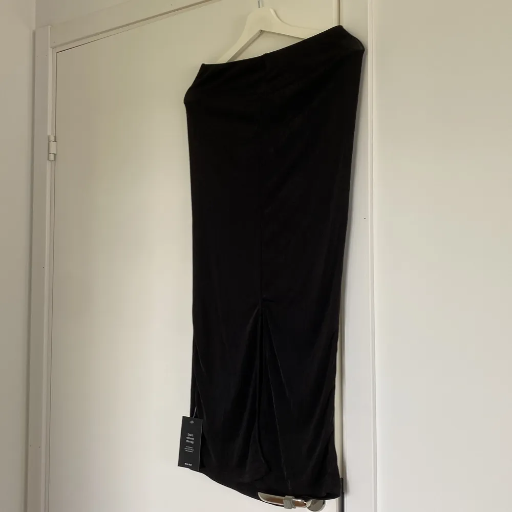 Här är kjolen som matchar med den svarta toppen från NA-KD x Ida Zeile. Köpt för 349kr. Kjolar.