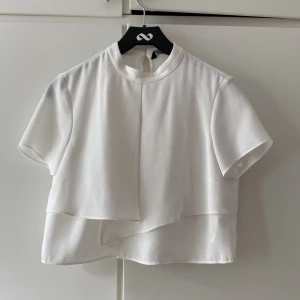 Vit topp - Jättefin topp från zara som blivit för liten ❣️