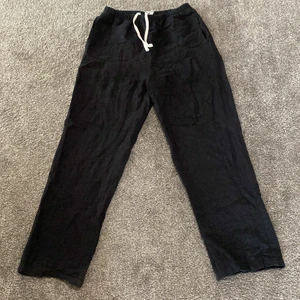 Svarta linnebyxor  - Svarta linnebyxor från weekday i storlek S