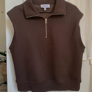 Väst från & Other Stories - Knappt använd väst från & Other Stories. Nypris 700kr. 