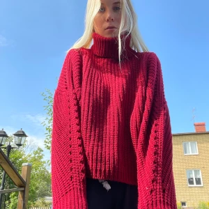 Stickad tröja med polokrage - Perfekt höst stickad tröja i vinröd med polokrage. Använder inte längre endast använt ett fåtal gånger