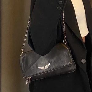 Zadig väska - Säljer nu min  Zadig väska som jag köpte på Plick för något år sedan, den är i jätte fint skick och kommer med ett kort och ett långt band, även en dustbag❤️‍🔥 den har lite defekter på sidan som inte syns, skriv för fler bilder. Pris kan diskuteras❤️‍🔥