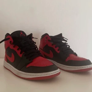 Air Jordan 1 mid banned (2020 - Tjena säljer nu mina Jordans som är i ett mycket bra skicka har tyvärr växt ur dom