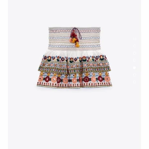 Zara kjol  - En ursnygg zara kjol med många olika färger med ett nypris av 399kr (endast använd 1 gång) jag säljer den pga att jag tycker inte den är fin på mig (den har inga skador eller defekter) ❤️❤️skriv privat eller i kommentarerna för fler frågor (Frakt på 59kr) 