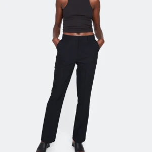 Kostymbyxor  - Säljer dom här svarta kostymbyxorna från bikbok eftersom att jag inte använder dom. Köpte dom på Plick för några månader sen och har använt 2-3 gånger och dom är i bra skick 