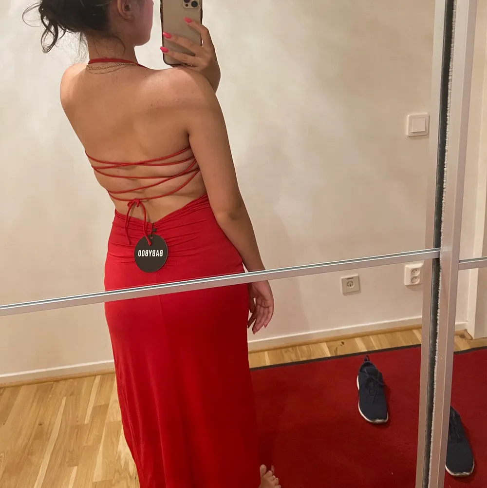 Hej säljer en röd lång klänning som aldorg kom till användning .Köpte den för 1500 men säljer den för 600kr❤️. Klänningar.