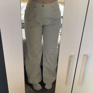 Beiga baggyjeans  - Ett par nästan oanvända ljus beigea byxor, köpt för några år sedan men inte kommit till användning så ofta:) 