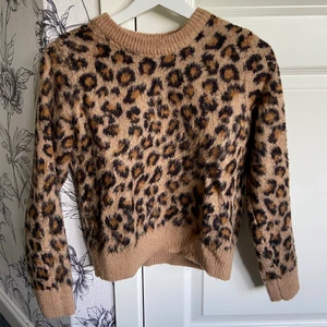 Stickad leopard tröja  - Stickad tröja med leopard mönster från H&M. Storlek XS. Använd fåtal gånger och är i jättebra skick. Frakt tillkommer, kan alt mötas upp i Gävle. 