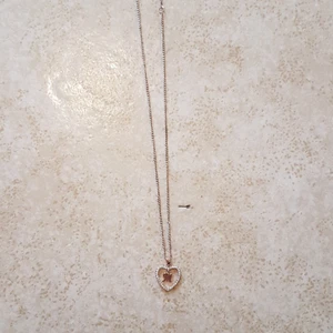 Halsband  - Ett halsband med ett M om man inte har ett M i sitt namn så kan man ge rill nån som har kanske Mamma, fake