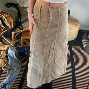 kjol - jättefin manchester maxi kjol köpt på plick men för liten för mig dock väldigt fin! storlek står wj men skulle säga S, hade nog också passar XS. ej mina bilder 💕 frakten kostar 57 💕