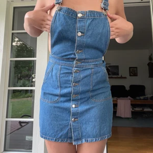 Hängsleklänning - Svincool hängsleklänning i jeans 