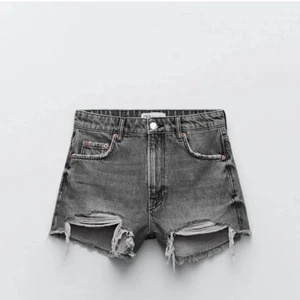 Grå jeans shorts - Jätte snygga grå jeans shorts från zara! De är slutsålda på hemsidan❣️