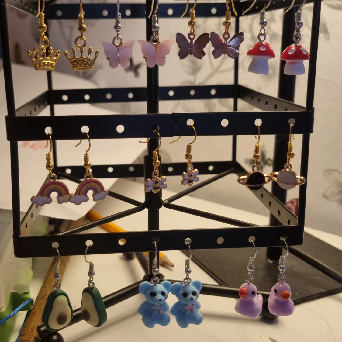 massor av olika örhengen 