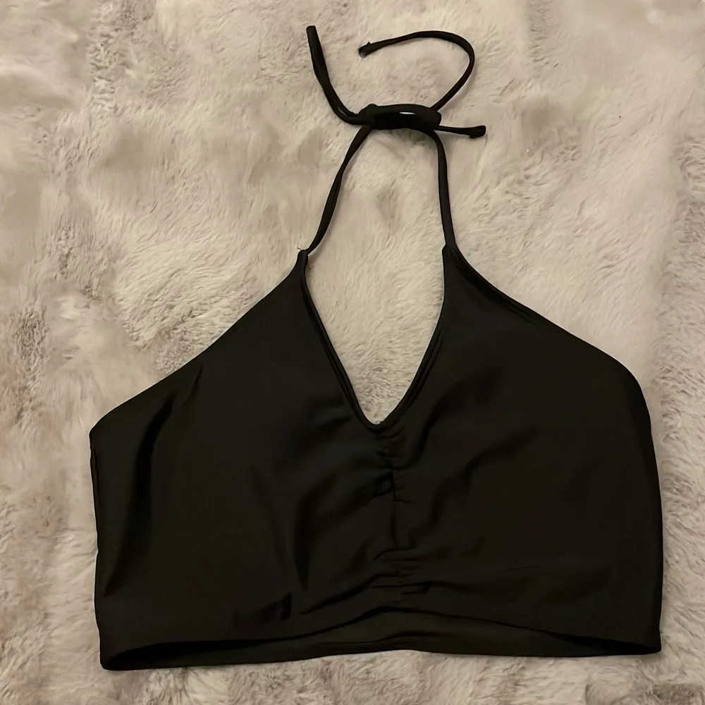 svart bikini från shein, säljer endast överdelen‼️ strl s men passar även m. 40kr+frakt☺️💛. Toppar.