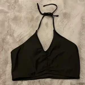 svart bikini från shein, säljer endast överdelen‼️ strl s men passar även m. 40kr+frakt☺️💛