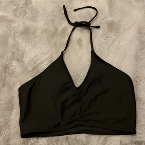 svart shein bikini 🖤 - svart bikini från shein, säljer endast överdelen‼️ strl s men passar även m. 40kr+frakt☺️💛