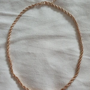 Fejk-guldkedja, aldrig använd - Endast provad, köpt från Ginatricot