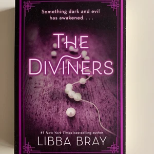 Bok på engelska - Första boken i en serie. Boken är på engelska och är som ny. 