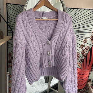 Kofta  - Jättefin kofta från Zara som jag säljer då jag behöver pengar! Använt skick, superfin!! Köparen betalar för frakten och katt finns i hem 💗