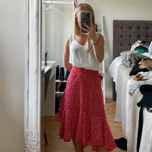 Prickig kjol - En röd fin prickig kjol från Shein🐞 Aaaningen genomskinlig, så svart rekommenderas inte att ha under, men annars går det bra 🥰 Använd fåtal gånger🔻 I storlek S (Modellen är 156 cm lång och har vanligtvis storlek xs)